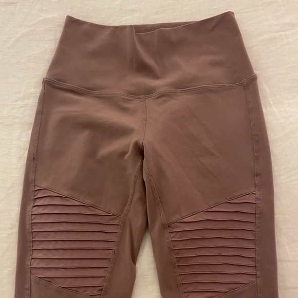 Alo Yoga Moto Leggings Blush Pink - Picture 3 of 7